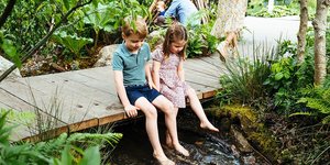 Πρίγκιπας Τζορτζ, πριγκίπισσα Σάρλοτ ξυπόλητοι στο ποτάμι