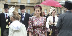 Η πριγκίπισσα Βεατρίκη με φλοράλ φόρεμα περπατάει χαμογελαστή