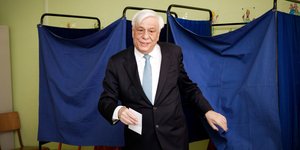 Ο Προκόπης Παυλόπουλος βγαίνει από το παραβάν