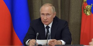 Ο Βλαντιμίρ Πούτιν μπροστά από σημαίες