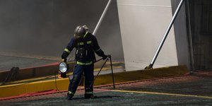 Πυροσβέστης σε πλοίο κρατάει λάμπα
