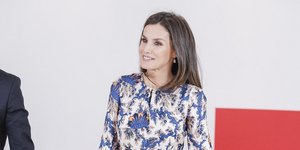 Η βασίλισσα Λετίθια στέκεται όρθια και χαμογελάει