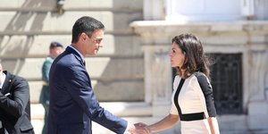 Ο Πέδρο Σάντσεθ και η βασίλισσα Λετίθια χαιρετιούνται 