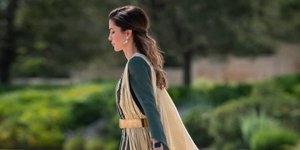 Η βασίλισσα Ράνια με μακρύ φόρεμα περπατάει