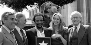 Η Πέγκι Λίπτον πλάι στον σύζυγό της Κουίνσι Τζόουνς που παραλαμβάνει το αστέρι στη λεωφόρο της δόξας