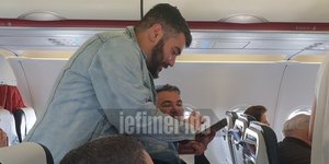 Ο Αντώνης Ρέμος δέχθηκε πολλά αιτήματα για selfie στην πτήση προς το Λονδίνο.