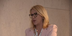 Η Ρένα Δούρου μιλάει στο μικρόφωνο