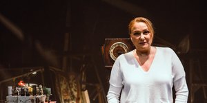 Η Ρένια Λουιζίδου φοράει λευκό τοπ και έχει τα χέρια στις τσέπες της