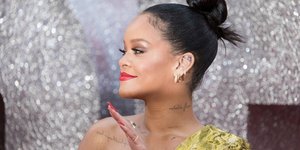 Ριάνα χρυσό φόρεμα και κότσο