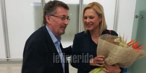 Τον διάσημο ηθοποιό Ρόμπερτ Πάουελ υποδέχθηκε στο Ελ. Βενιζέλος η Βάσω Θεοδωρακοπούλου- Μπόγρη