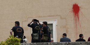 Αστυνομικοί μπροστά στα σημάδια από βανδαλισμούς του Ρουβίκωνα στη Βουλή