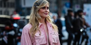 Κοπέλα με ροζ σύνολο