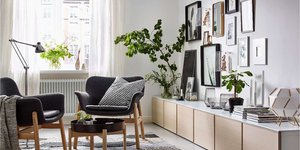 Σαλόνι διαμερίσματος με δύο καρέκλες, τραπεζάκι, ντουλάπια, φυτά, χαλί