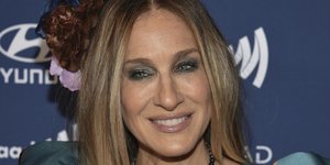 Η Σάρα Τζέσικα Πάρκερ με μπλε φόρεμα και λουλούδια στα μαλλιά