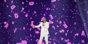 Ο Serhat του Σαν Μαρίνο με λευκό κοστούμι στη σκηνή τραγουδά