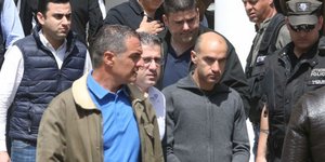 Ο serial killer Νίκος Μεταξάς βγαίνει από τα δικαστήρια συνοδεία αστυνομικών