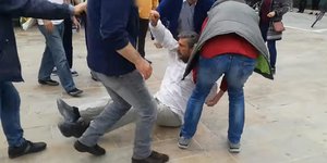 Αστυνομικοί σέρνουν διαδηλωτή