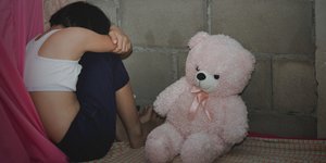 Ενα κορίτσι κάθεται στο πάτωμα κλαίγοντας