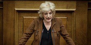 Η Σία Αναγνωστοπούλου στο βήμα της Βουλής