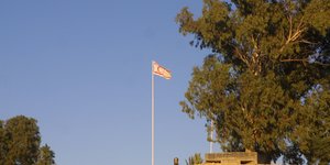 Σημαία του ψευδοκράτους στα κατεχόμενα της Κύπρου