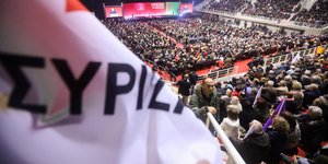 Σημαία του ΣΥΡΙΖΑ από την εκδήλωση στο Γαλάτσι