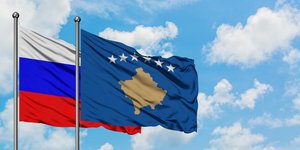 Οι σημαίες της Ρωσίας και του Κοσόβου