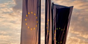 Σημαίες της ενωμένης Ευρώπης ανήμερα των ευρωεκλογών