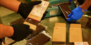 Ανδρας κρατά σοκολάτες στο εργαστήριο