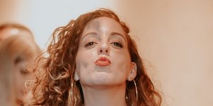 Η Σπυριδούλα Καραμπουτάκη στέλνει φιλί στην κάμερα