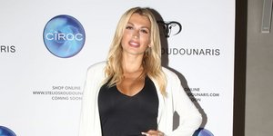 Η Κωνσταντίνα Σπυροπούλου με λευκό σακάκι