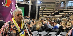 Οπαδός του ΣΥΡΙΖΑ κρατώντας σημαία