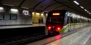 Συρμός του Μετρό σε σταθμό της Αθήνας