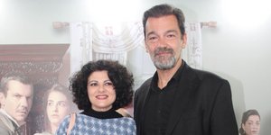 Η Τάνια Τρύπη με τζιν αγκαλιασμένη με τον Κωνσταντίνο Καζάκο που φοράει μαύρο κοστούμι