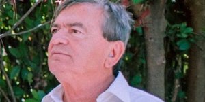 Αντρας με γκρι μαλλιά