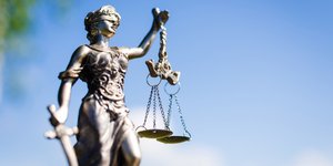 Η Θέμις, η θεά της Δικαιοσύνης, είναι τυφλή και κρατά ζυγαριά και σπαθί