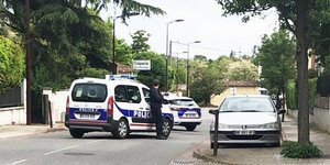 Αστυνομικοί ακροβολισμένοι στο σημείο όπου ο ένοπλος κρατούσε ομήρους