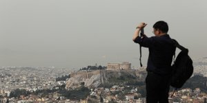 Τουρίστας με φόντο την Ακρόπολη
