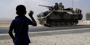 Αγοράκι χαιρετά τουρκικά στρατεύματα που κατευθύνονται στα σύνορα με τη Συρία