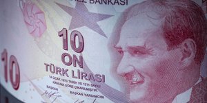 Σε ελεύθερη πτώση η τουρκική λίρα