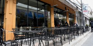 Τραπέζια σε καφετέρια στο πεζοδρόμιο