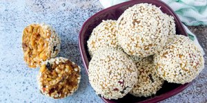 Μπολ με τρουφάκια πάνω σε τραπέζι