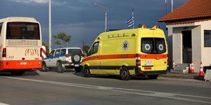 Ασθενοφόρο ΕΚΑΒ στον δρόμο