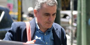 Νυχτερινή σύσκεψη στο γραφείο του Ευκλείδη Τσακαλώτου