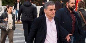 Ο Ευκλείδης Τσακαλώτος περπατά