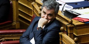 Ο Ευκλείδης Τσακαλώτος σκεπτικός