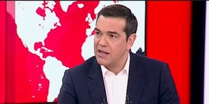 Ο Αλέξης Τσίπρας σε κόκκινο φόντο