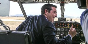 Ο Αλέξης Τσίπρας στο κόκπιτ Καναντέρ στην Ελευσίνα