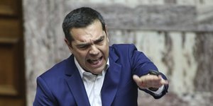 Είσαι πολύ λίγος είπε στον Κυριάκο Μητσοτάκη ο Αλέξης Τσίπρας στην Βουλή