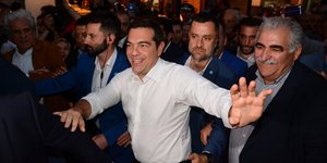 Ο Αλέξης Τσίπρας, χαιρετάει τον κόσμο στη Λάρισα