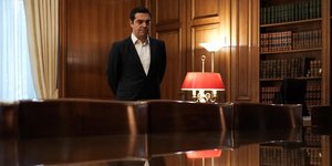 Ο Αλέξης Τσίπρας στο γραφείο του στο Μαξίμου σκεπτικός